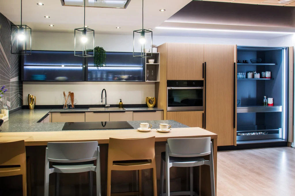 Cocina con diseño moderno, mobiliario de líneas limpias y colores neutros que reflejan las últimas tendencias en cocinas integrales para hogares actuales